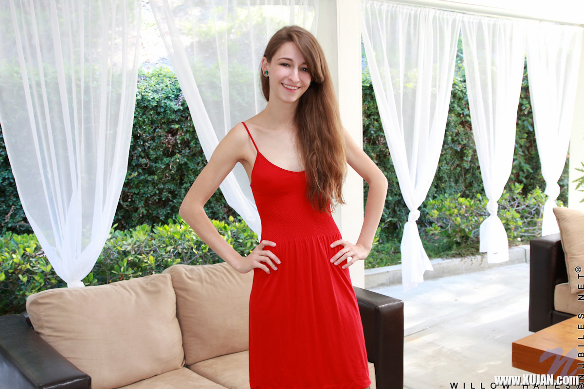 Petite Willow Hayes flaunts her succulent trimmed twat - Photo #855307
