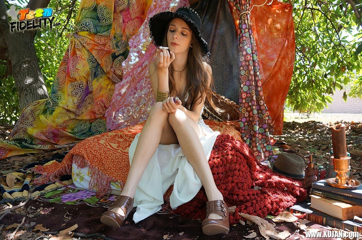 Willow Hayes is a Portlandian hippie chick - Photo #855359