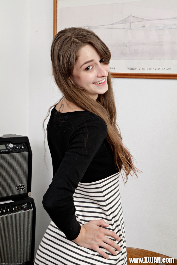 Naughty and slender babe Willow Hayes teasing with her trimmed snatch - Photo #855378