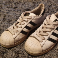 Enji Linqsy krel e Adidas Superstars y