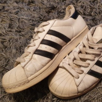 Enji Linqsy krel e Adidas Superstars y