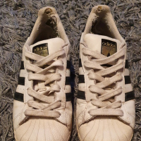 Enji Linqsy krel e Adidas Superstars y