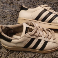 Enji Linqsy krel e Adidas Superstars y
