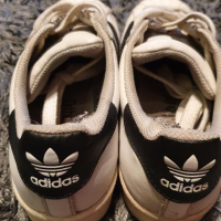 Enji Linqsy krel e Adidas Superstars y