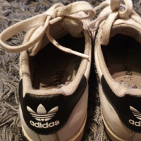 Enji Linqsy krel e Adidas Superstars y