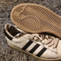 Enji Linqsy krel e Adidas Superstars y
