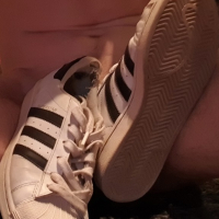 Enji Linqsy krel e Adidas Superstars y