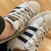 Enji Linqsy krel e Adidas Superstars y