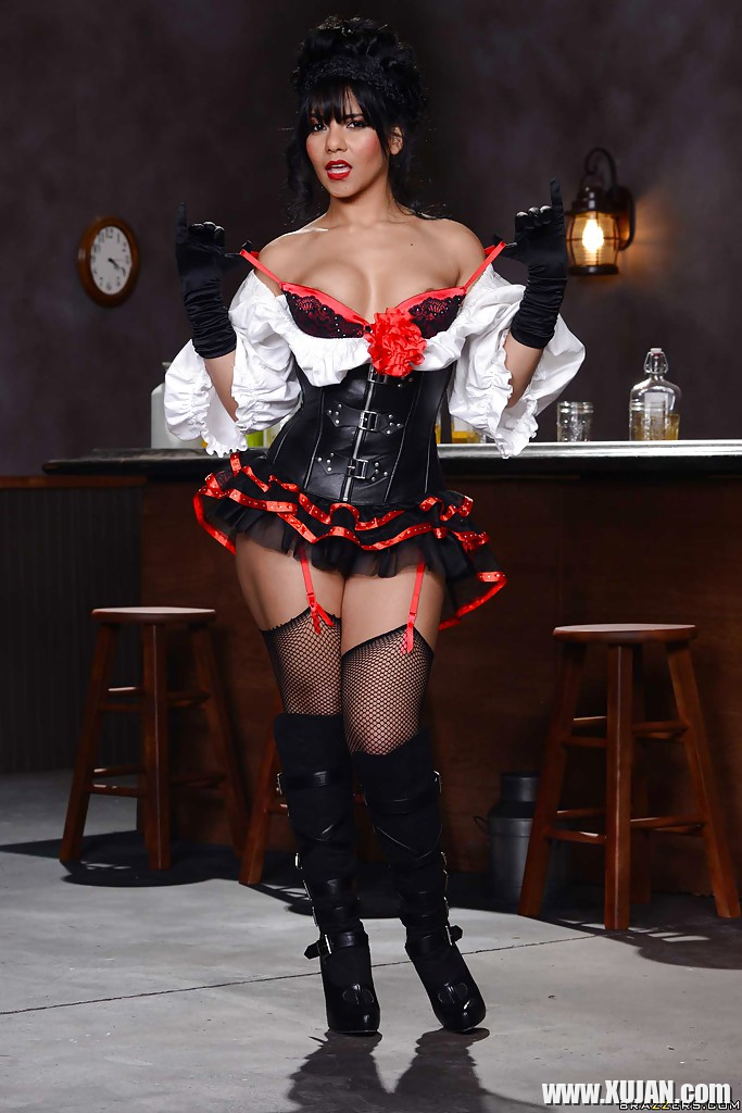 Brunette girl with an excellent ass Rose Monroe posing on camera - Photo #871445