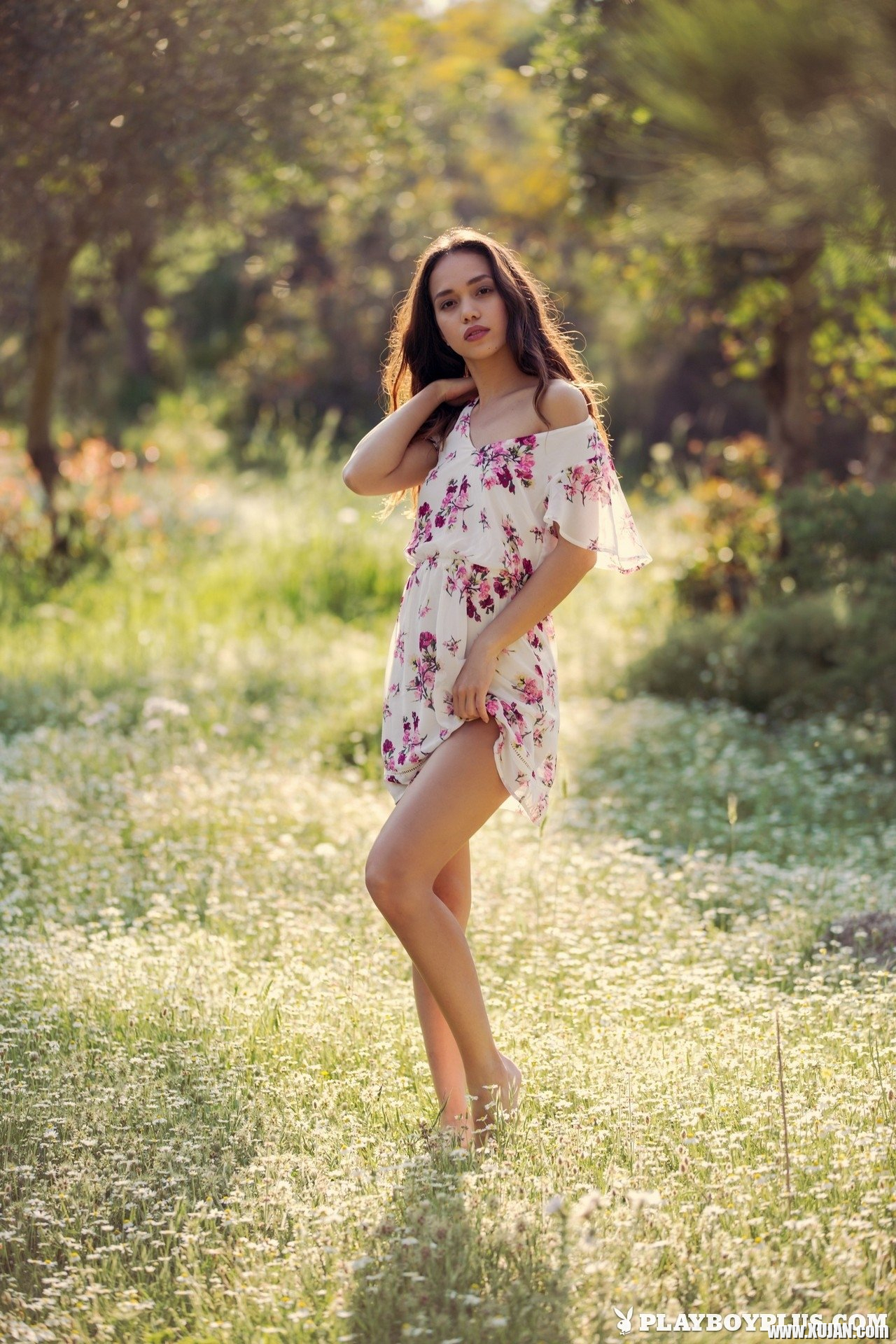 Kit Rysha sits in a Field with her tiny Boobs out - Photo #889035