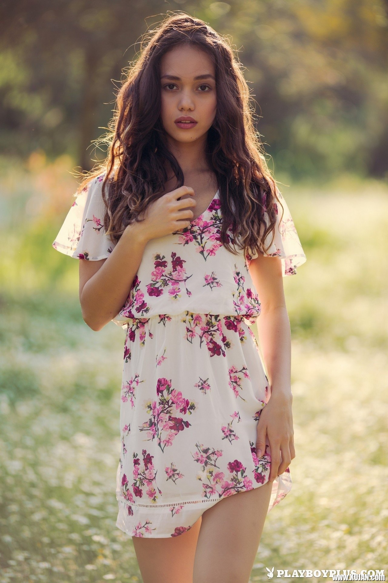 Kit Rysha sits in a Field with her tiny Boobs out - Photo #889039