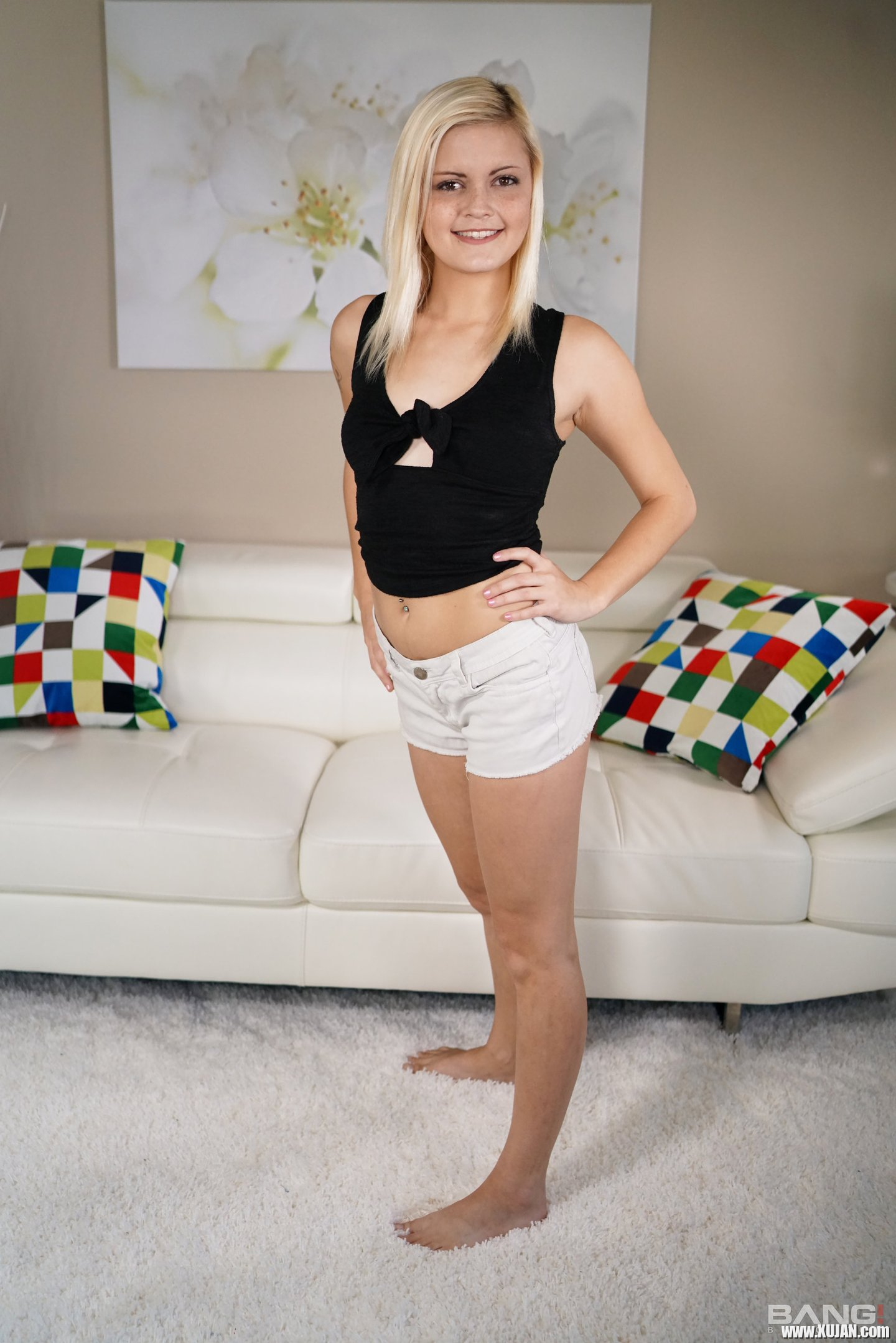 Madison Hart spreads her Legs and bares her Muff - Photo #893372