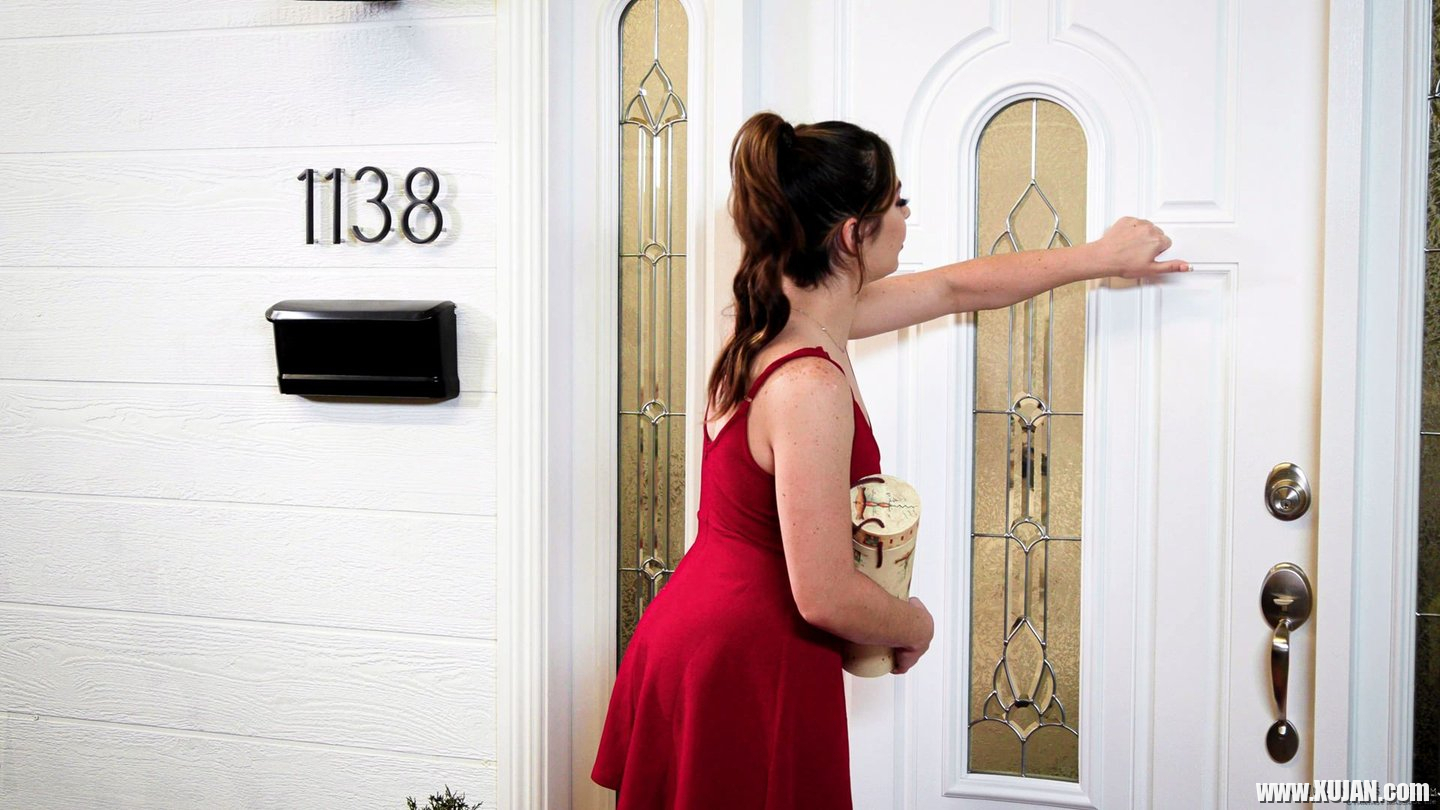 Lusty Keira Croft welcomes her new neighbor Mike with a sensual massage - Photo #897826
