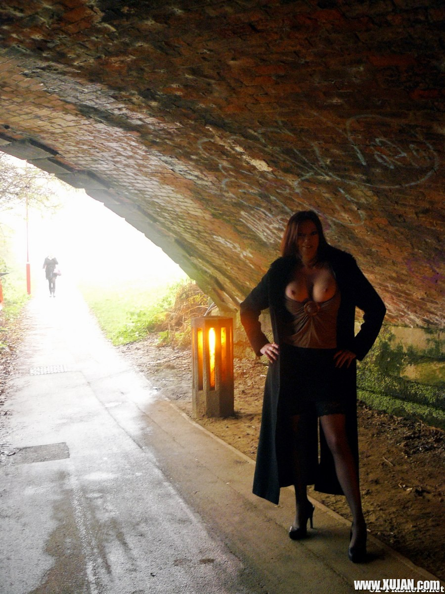 Amateur MiLF on a day out at the local park - Photo #908581