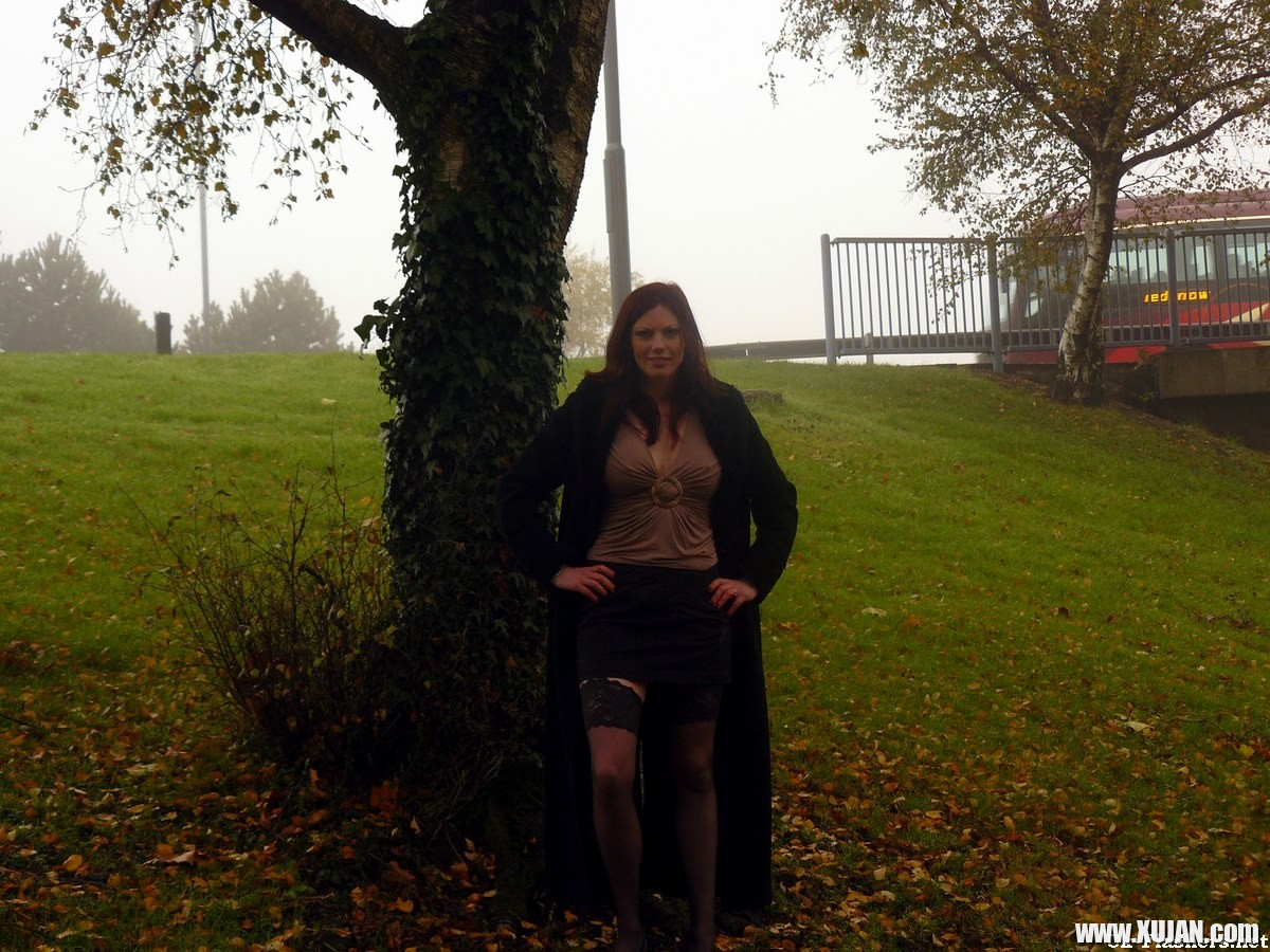Amateur MiLF on a day out at the local park - Photo #908591
