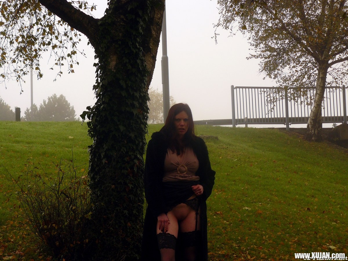 Amateur MiLF on a day out at the local park - Photo #908596