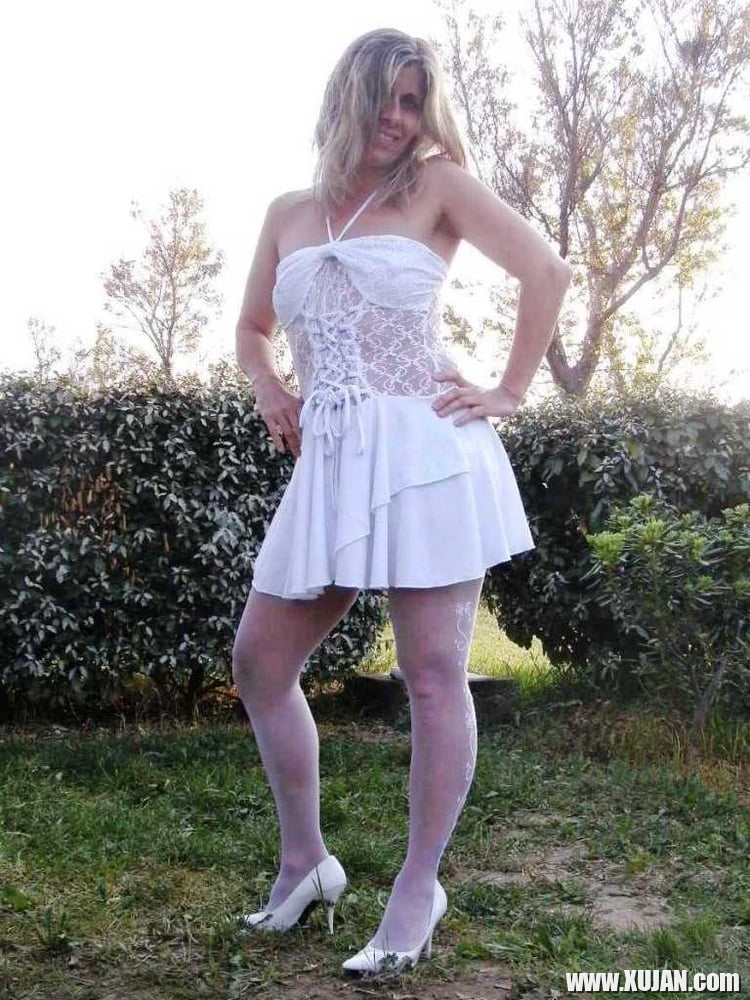 Slutty Milf Lisa Flashing Outside - Photo #913468
