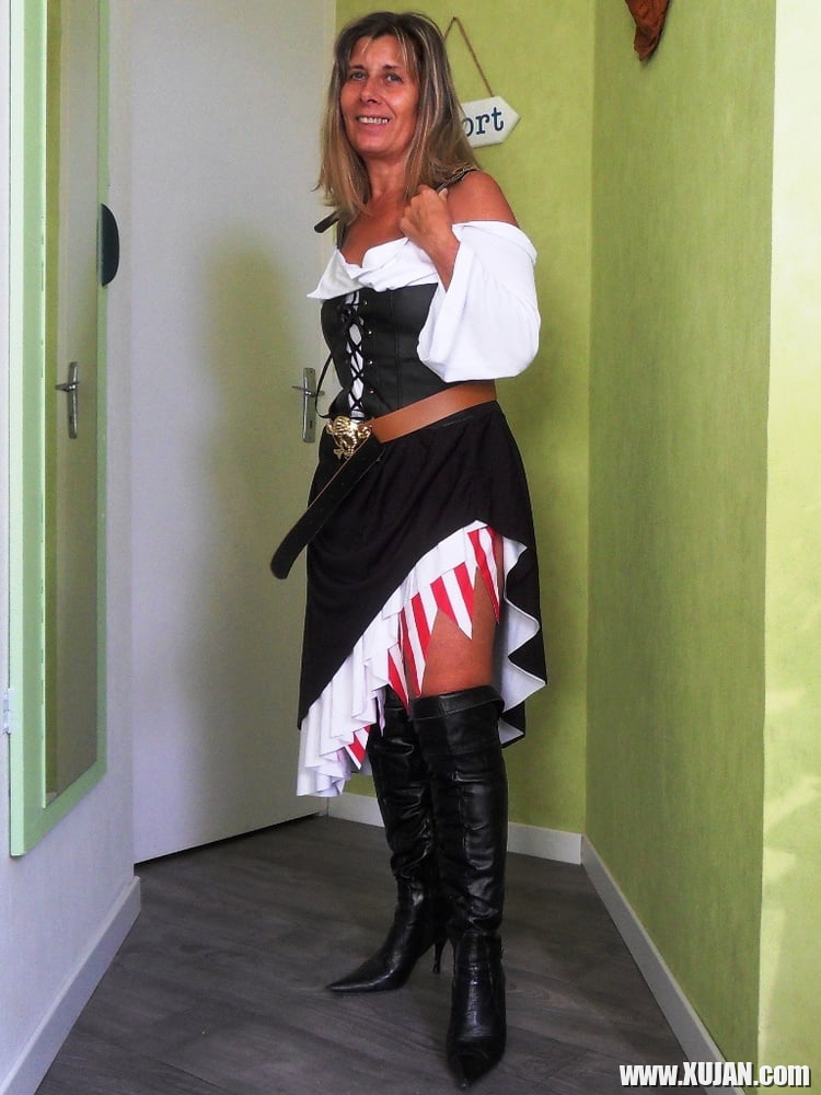 Slutty Milf Lisa Flashing Outside - Photo #913486