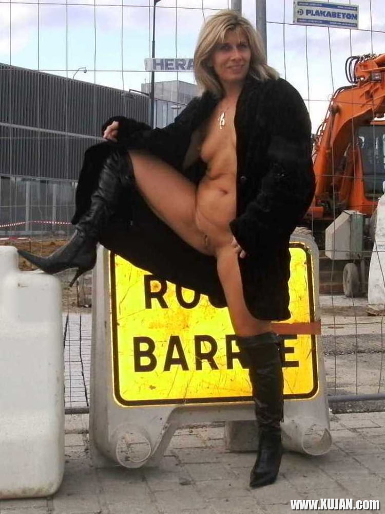 Slutty Milf Lisa Flashing Outside - Photo #913487
