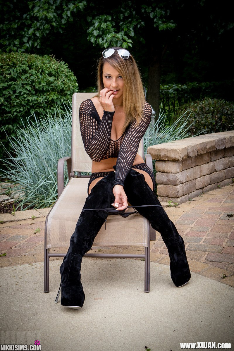 Beautiful Model Nikki Sims exposing her hot Bod - Photo #913968