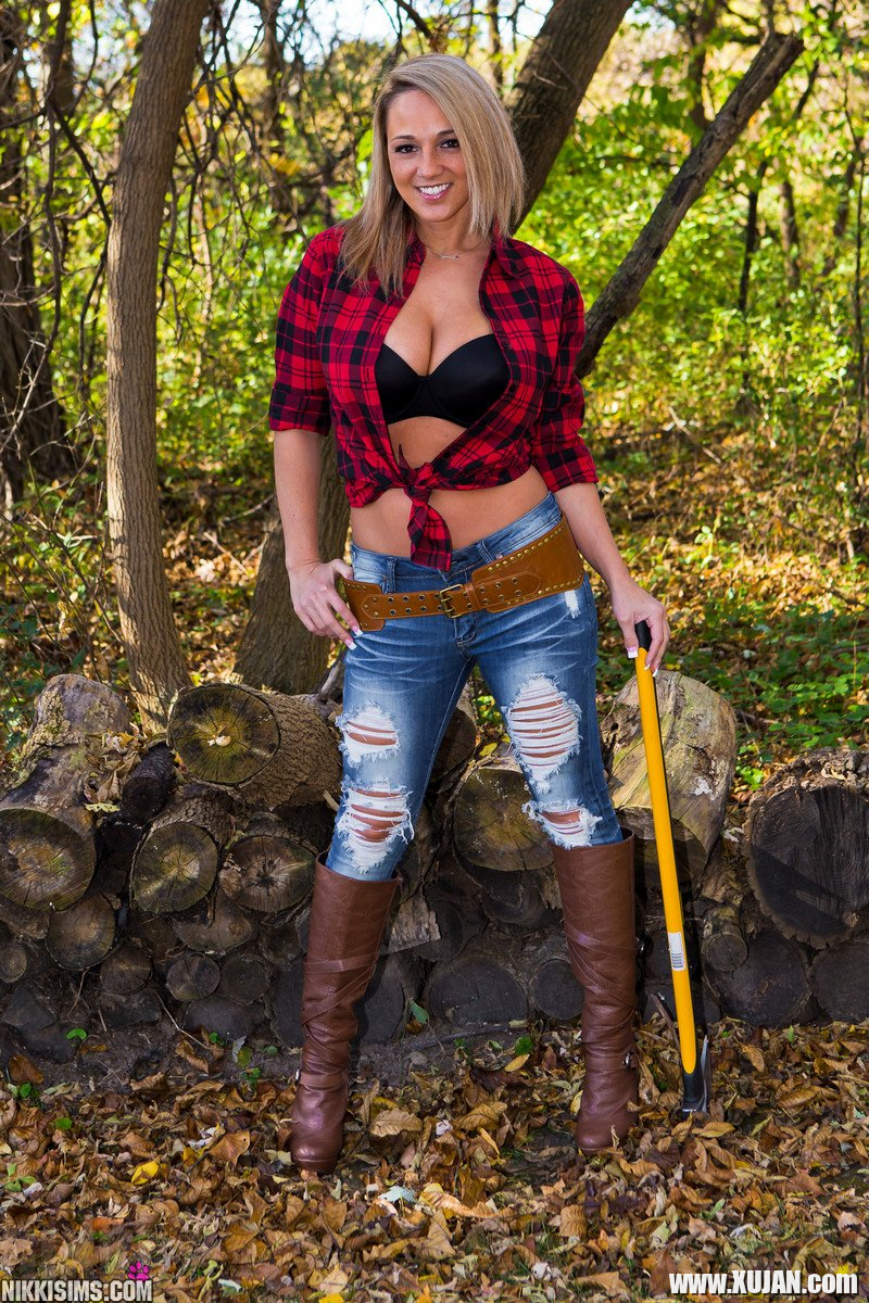 Lumberjane Nikki Sims popping out her big Boobs - Photo #914095