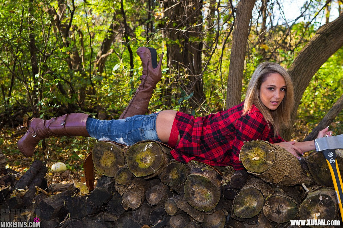 Lumberjane Nikki Sims popping out her big Boobs - Photo #914101