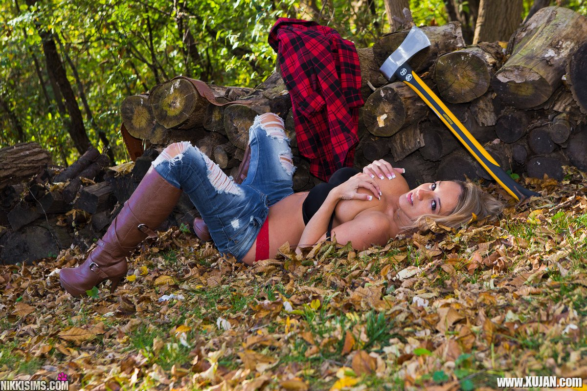 Lumberjane Nikki Sims popping out her big Boobs - Photo #914105