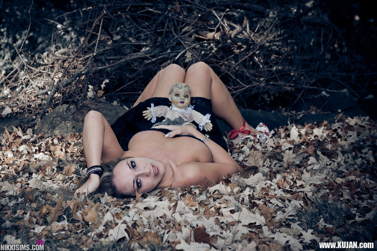 Beautiful Nikki Sims playing with her Tits outside - Photo #914126