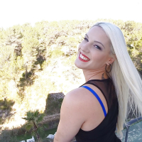 Euro babe Blanche Bradburry showing off big round ass outdoors