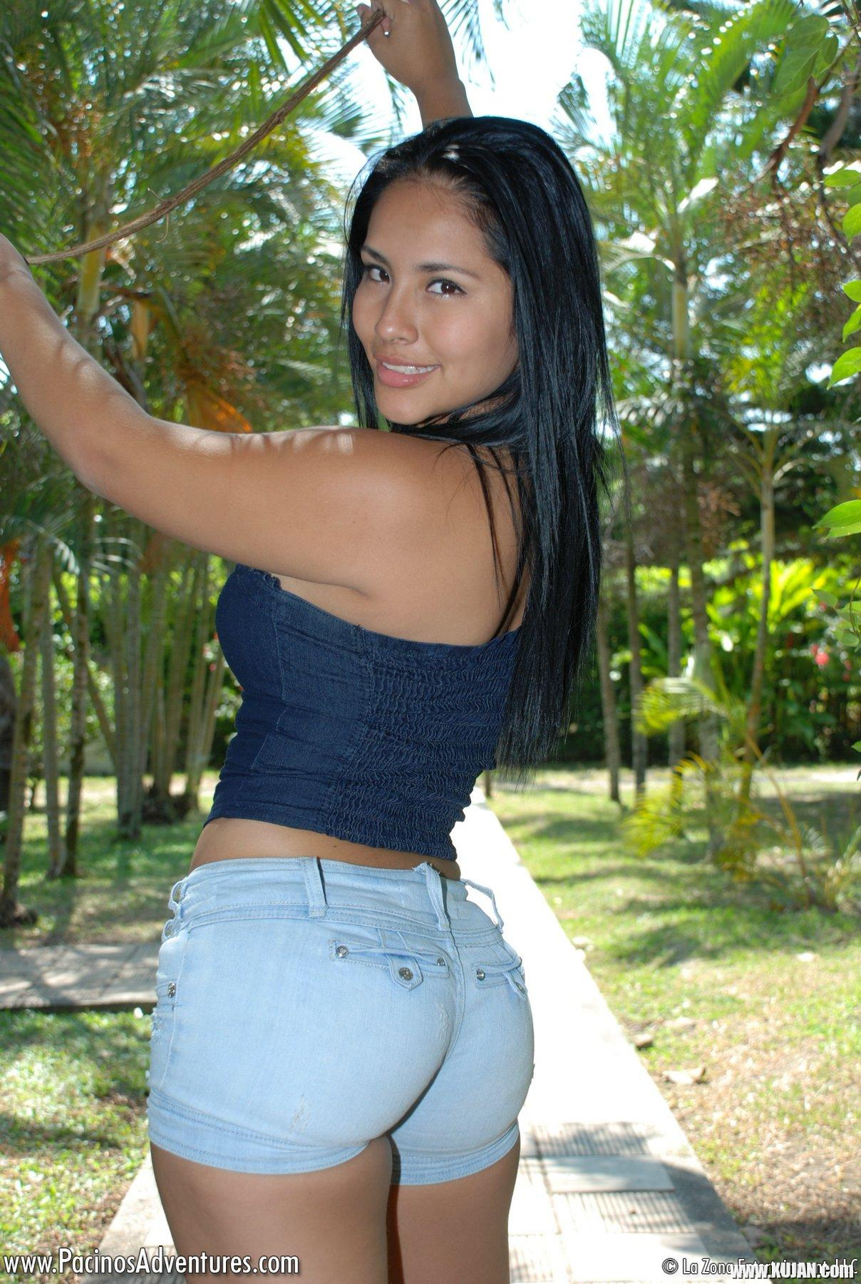 Thalia shows off her big ass in tight daisy dukes and cums with her toy - Photo #925722