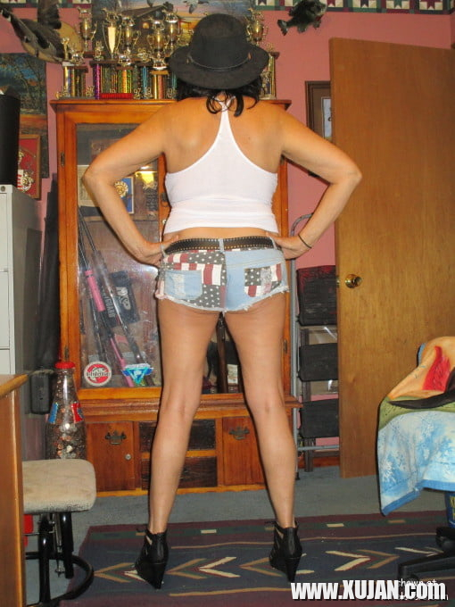 Wives in Daisy Dukes - Photo #925769