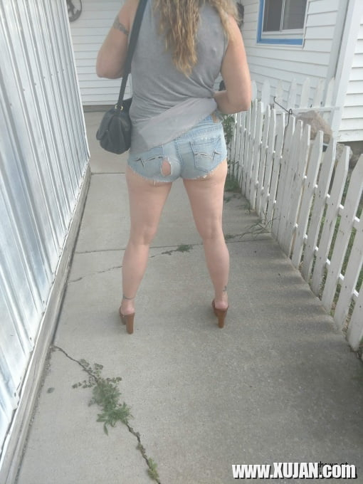 Wives in Daisy Dukes - Photo #925786