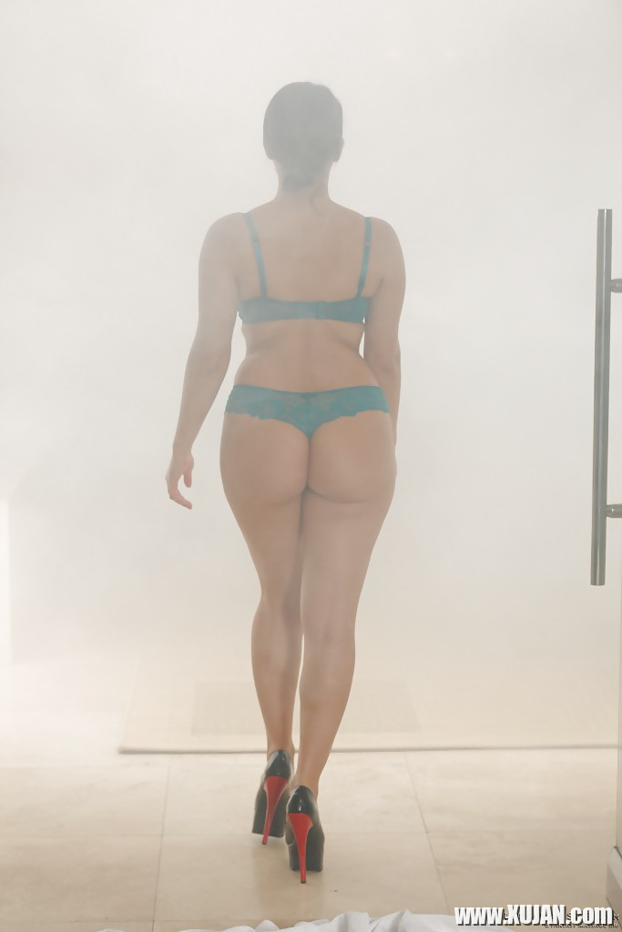 Wet Euro chick Valentina Nappi removing lingerie and high heels in bath - Photo #927150