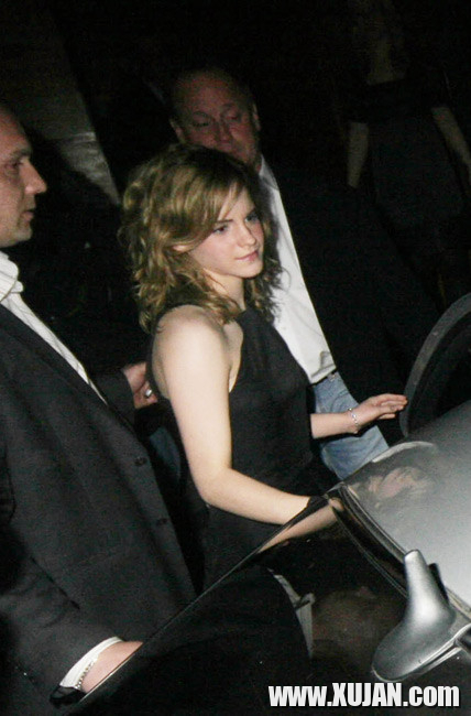 Celebrity sweet blonde Emma Watson nice upskirt slip in public - Photo #935000