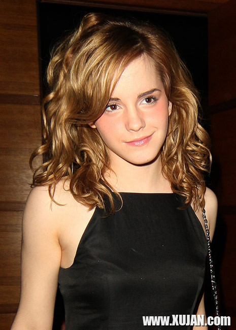 Celebrity sweet blonde Emma Watson nice upskirt slip in public - Photo #935002