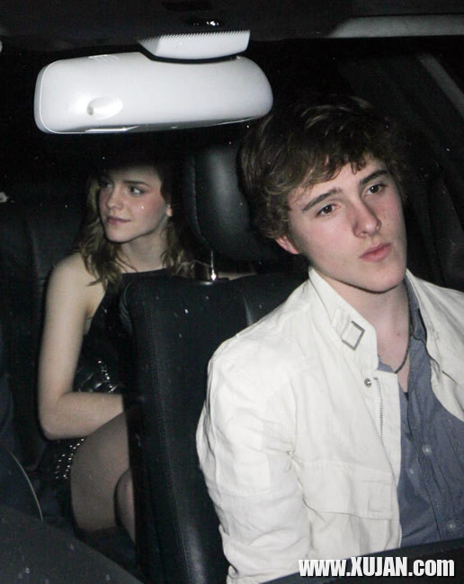 Celebrity sweet blonde Emma Watson nice upskirt slip in public - Photo #935003