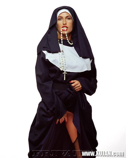 Pornstar SOPHIE EVANS takes the veil of nun - Photo #939419