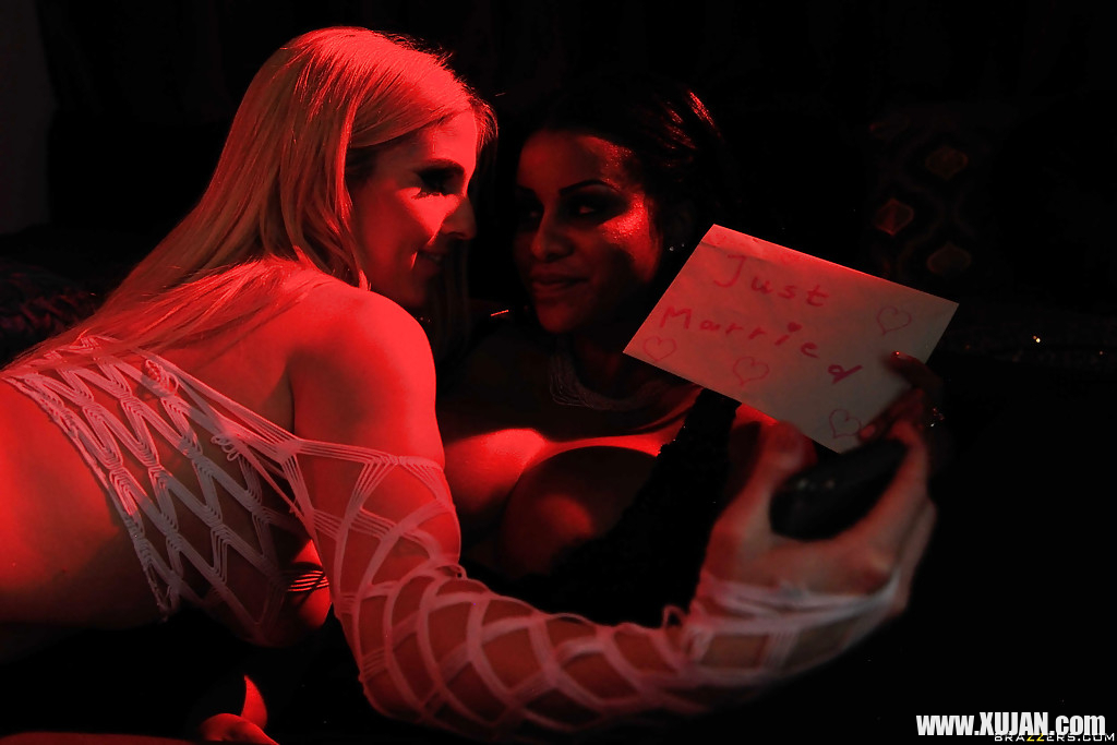 Horny strippers Christie Stevens and Mary Jean getting kinky together - Photo #942189