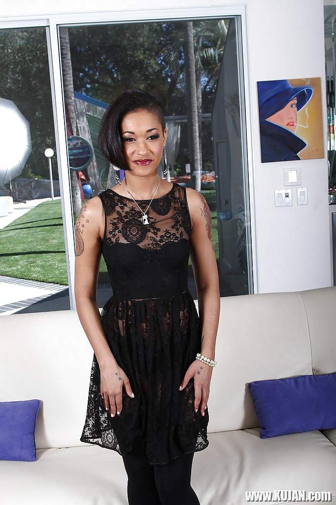 Stunning ebony Skin Diamond poses on her high heels very pretty - Photo #953205