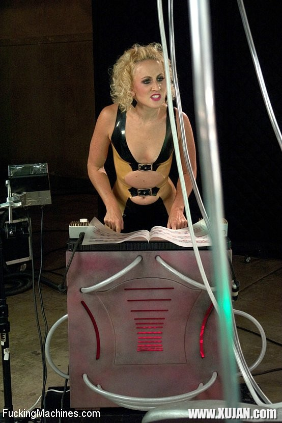 Dylan Ryan and Lorelei Lee hot blondes fucking machines together - Photo #955985