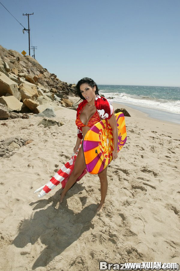 Busty MILF Veronica Rayne strips off bikini and posing on the beach - Photo #960946