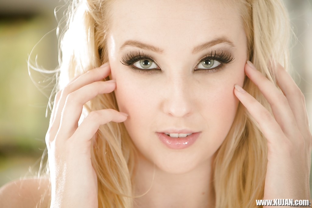 Amazing petite blonde Samantha Rone shows off her sexy body - Photo #968559