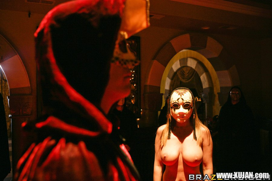 Busty MILF Lisa Ann is into kinky fetish games with a massive cock - Photo #974587
