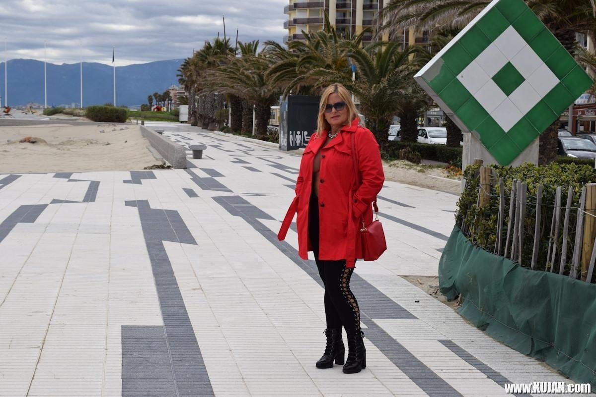 Nude babe Chrissy goes for a topless walk in France - Photo #975146