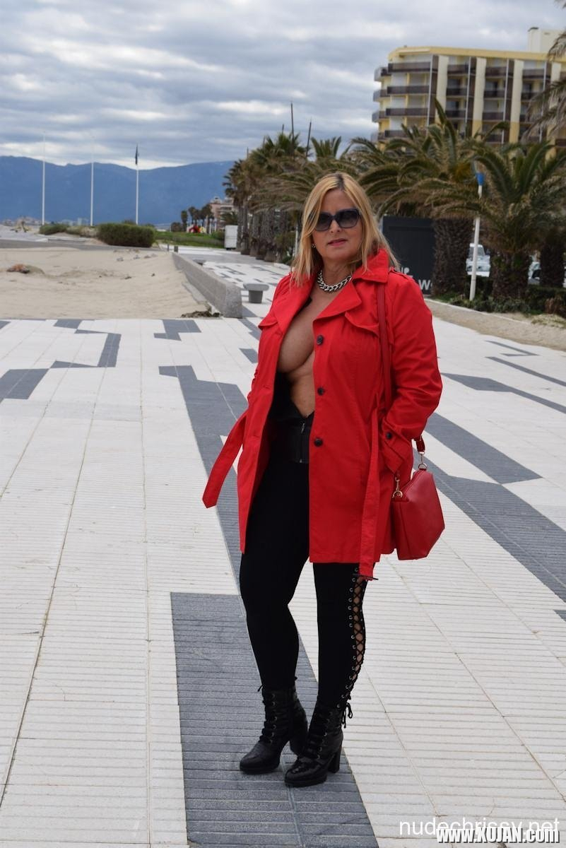 Nude babe Chrissy goes for a topless walk in France - Photo #975147