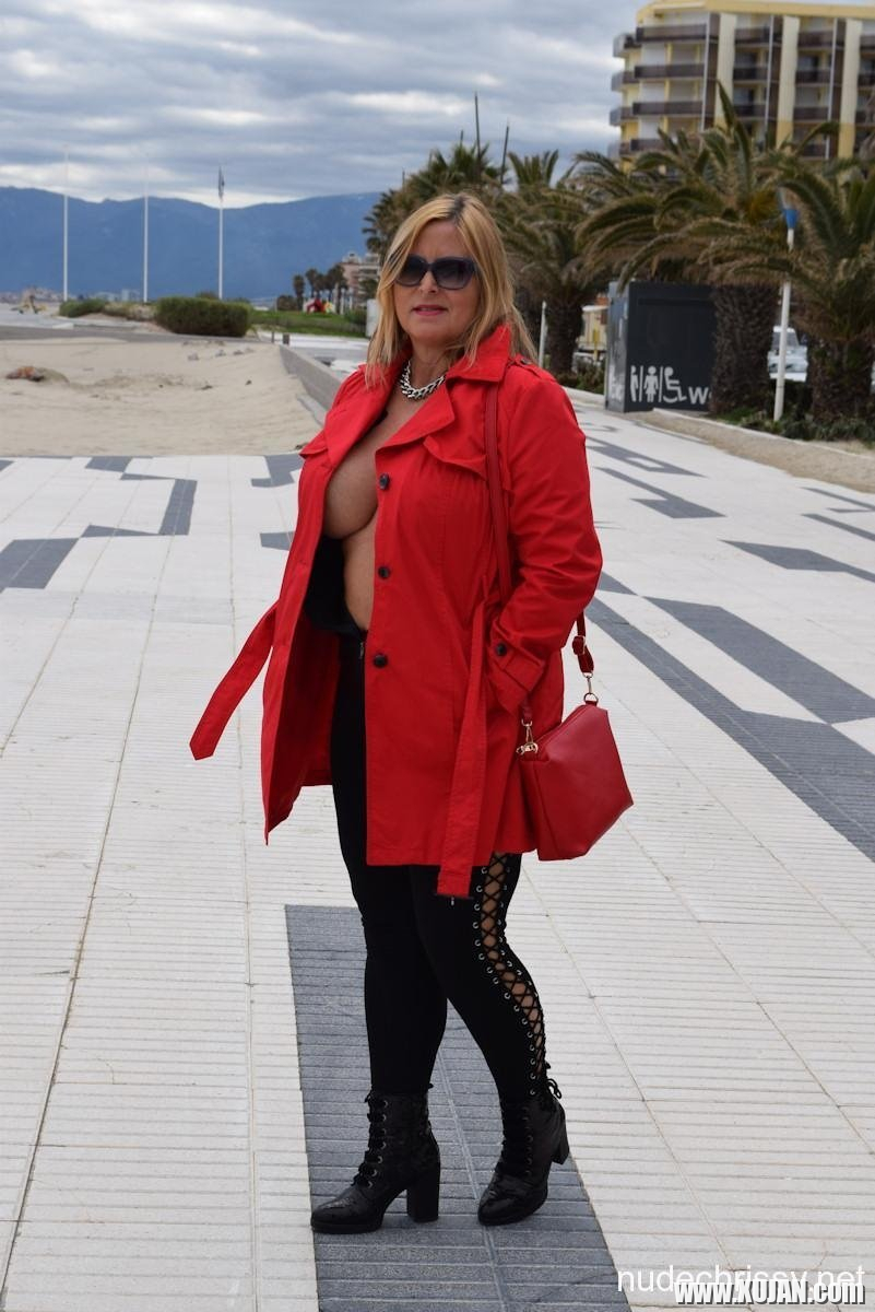 Nude babe Chrissy goes for a topless walk in France - Photo #975148