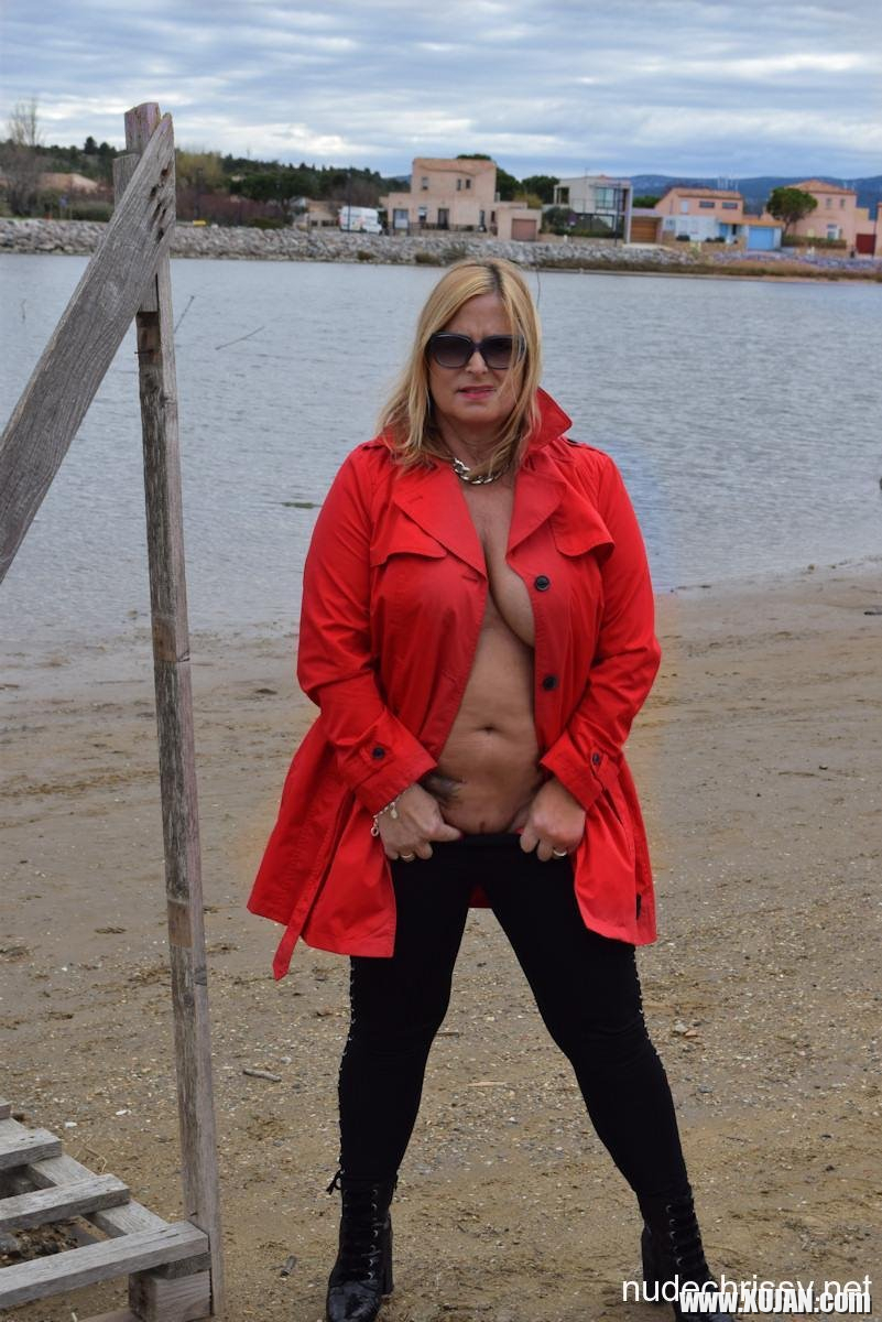 Sexy MILF Nude Chrissy flashes her Tits on a Beach - Photo #975185