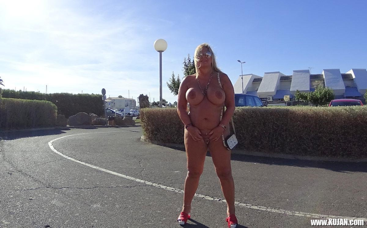Nude Chrissy goes shopping in her birthday Suit - Photo #975188
