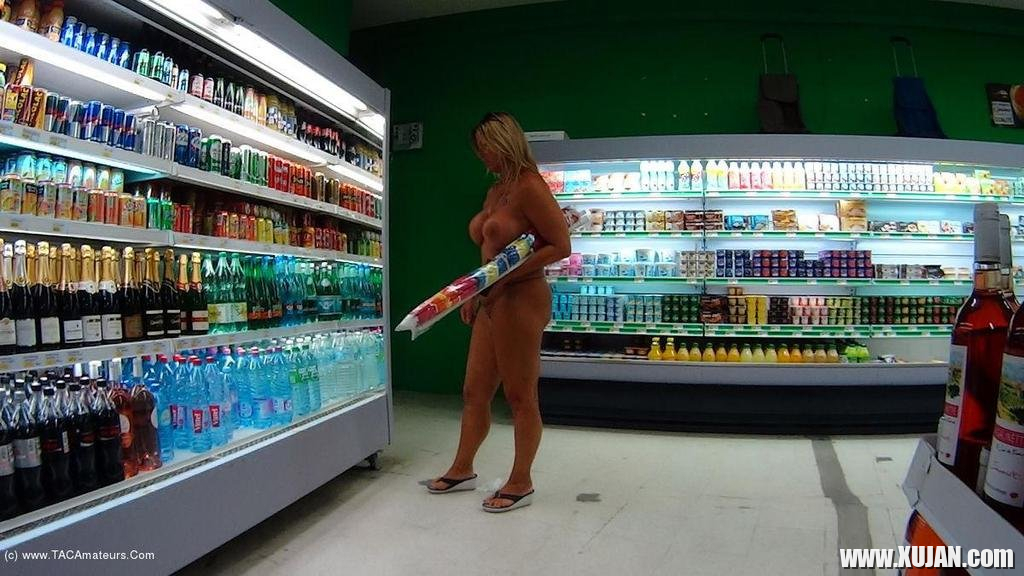 Nude Chrissy walking around a Nudist Resort - Photo #975202