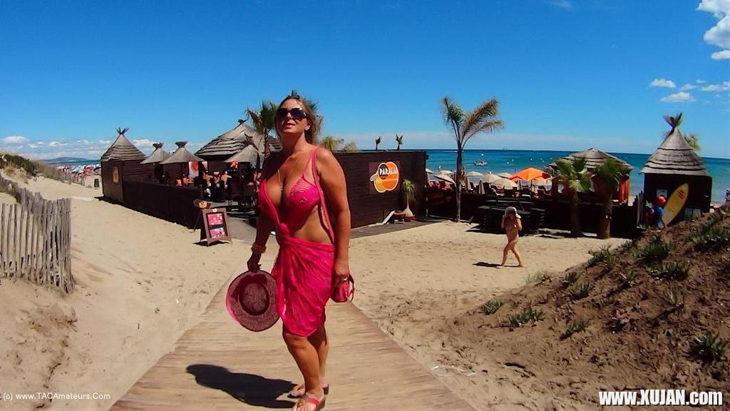 Nude Chrissy walking around a Nudist Resort - Photo #975209